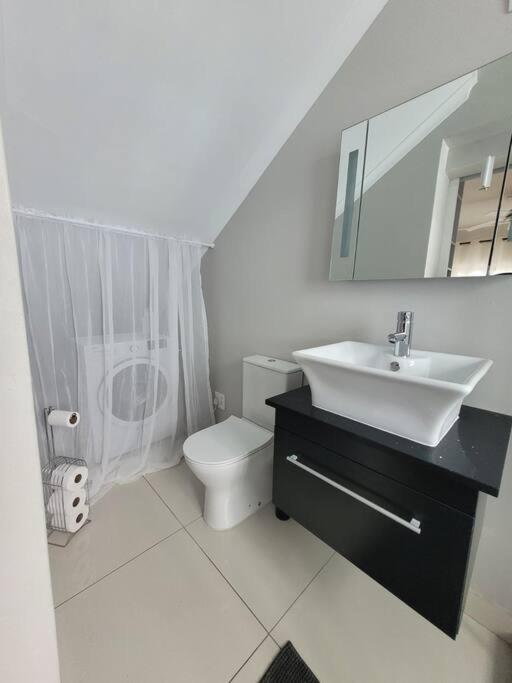 Appartamento Downstairs @38 Port Elizabeth Esterno foto